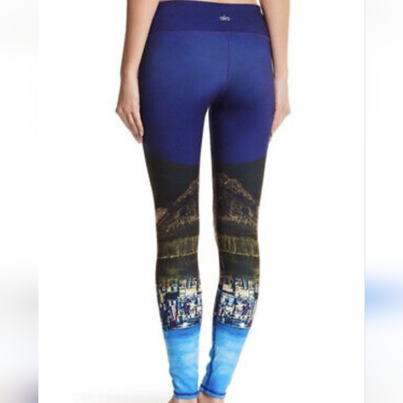 Alo Yoga High Waisted Dreamscape Printed Airbrush leggings - Picture 2 of 5